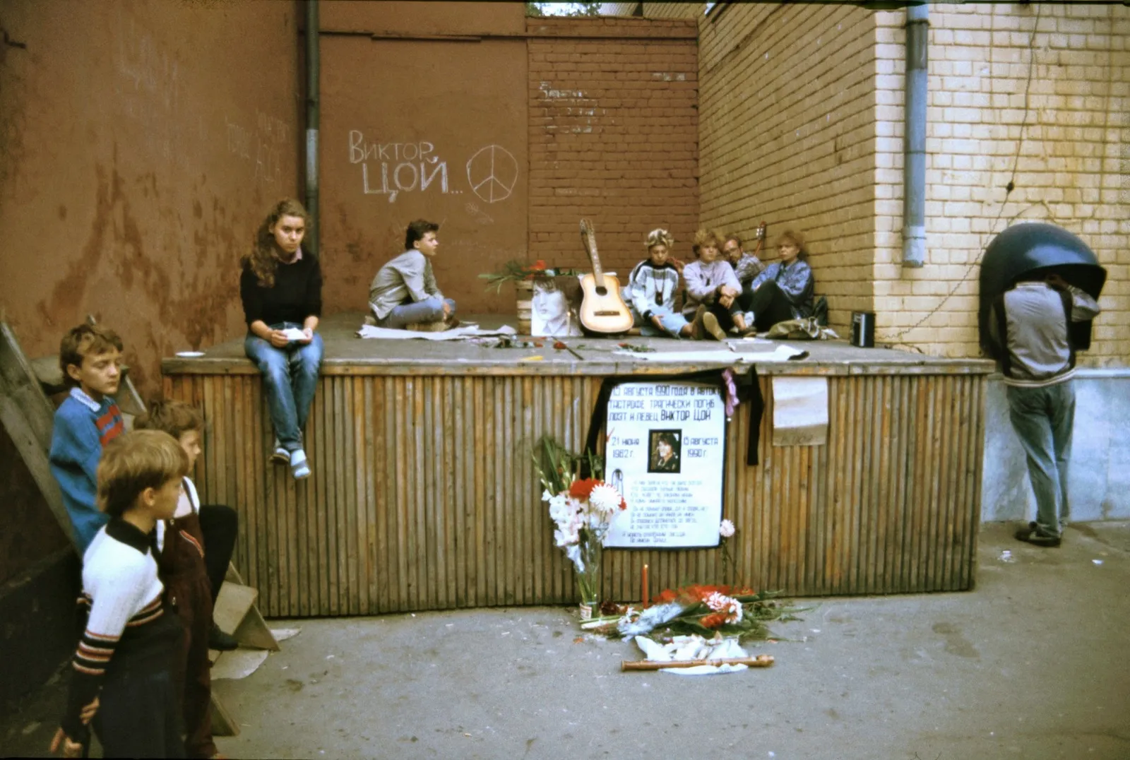Spontaneous mourning ceremony after the death of Viktor Tsoi, Leningrad, August 17, 1990